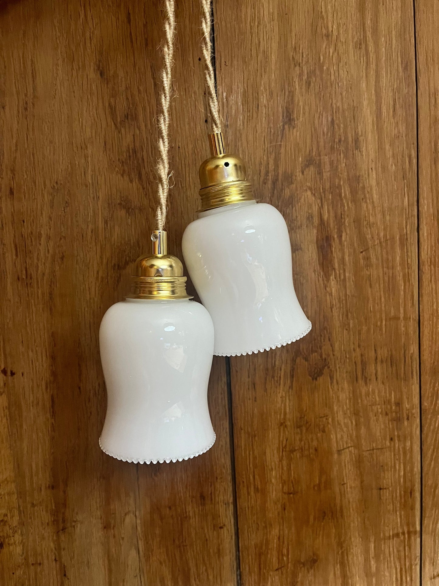 Luminaire baladeuse vintage avec tulipe en verre opaline les mimieres