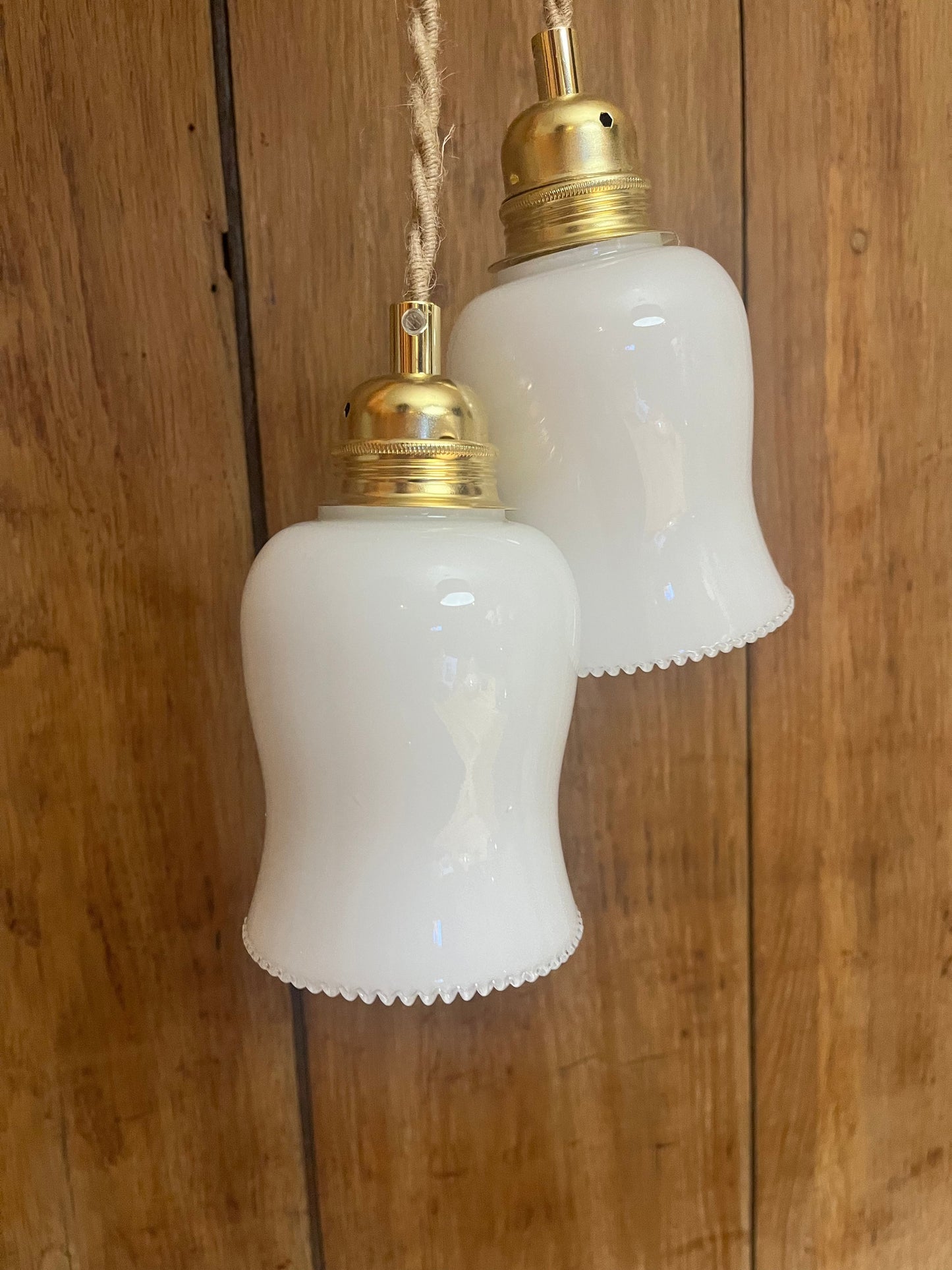 Lampe baladeuse vintage avec tulipe en verre opaline les mimieres