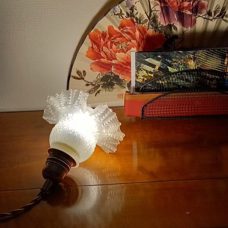 Lampe baladeuse vintage posee sur un meuble